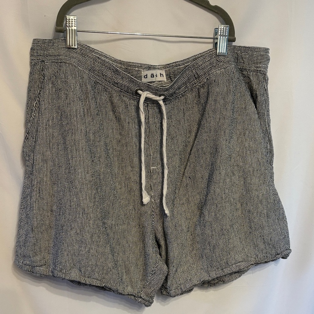 Dash Black and White Pin Striped Linen Blend Shorts SZ L
